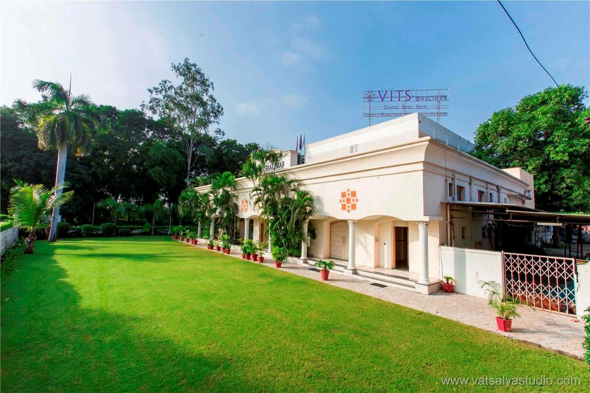Отель Vits Shalimar, Ankleshwar Экстерьер фото